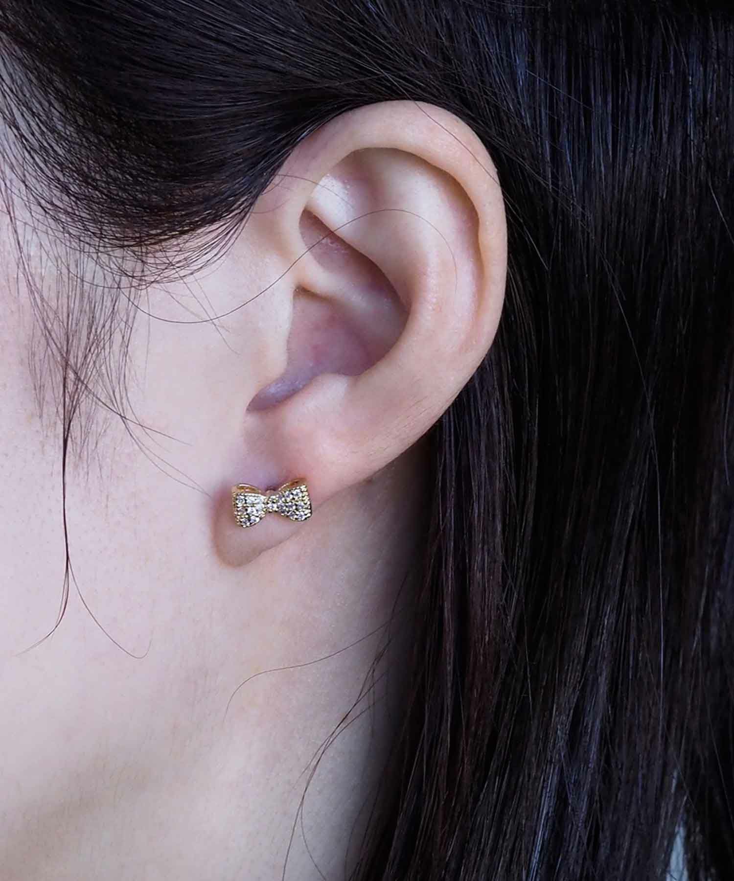 リボンキュービックチタンポストピアス