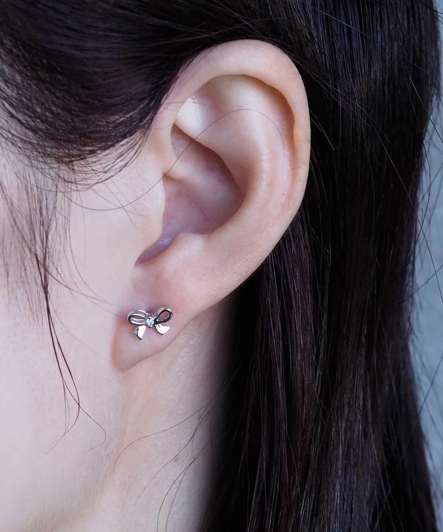 リボンポイントストーンチタンポストピアス