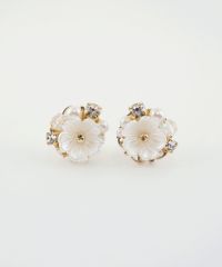 フラワービジューチタンポストピアス