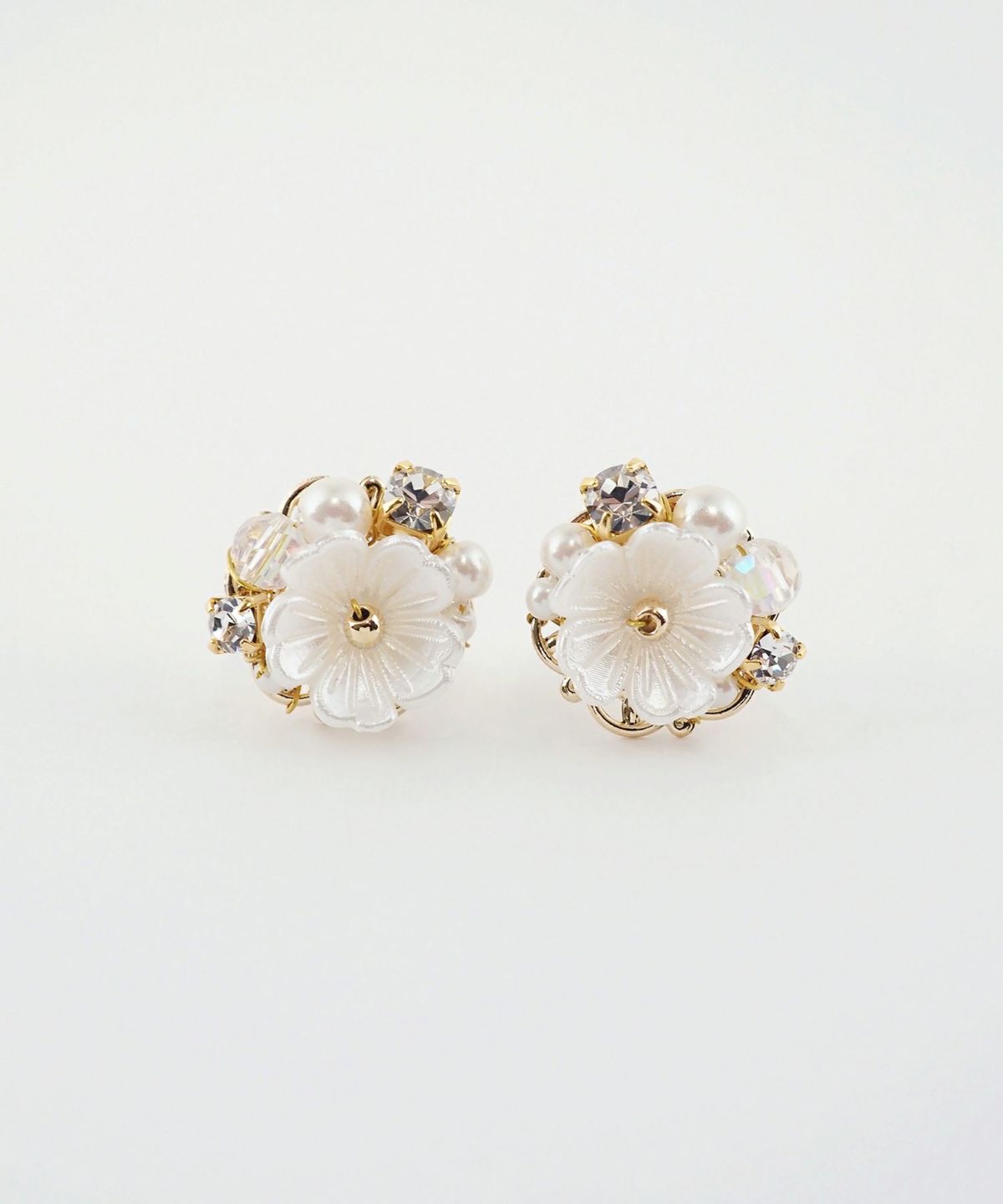 フラワービジューチタンポストピアス