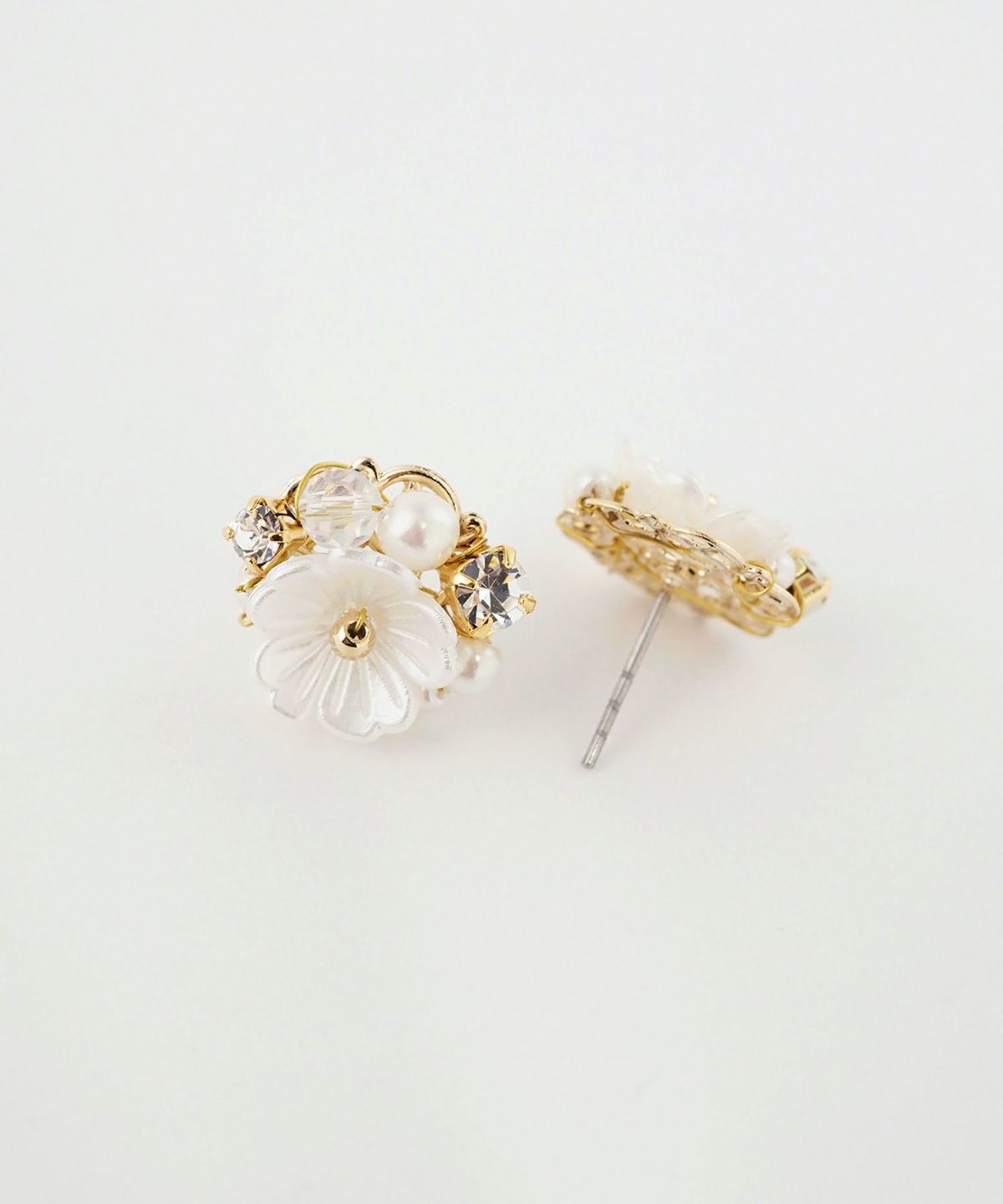 フラワービジューチタンポストピアス