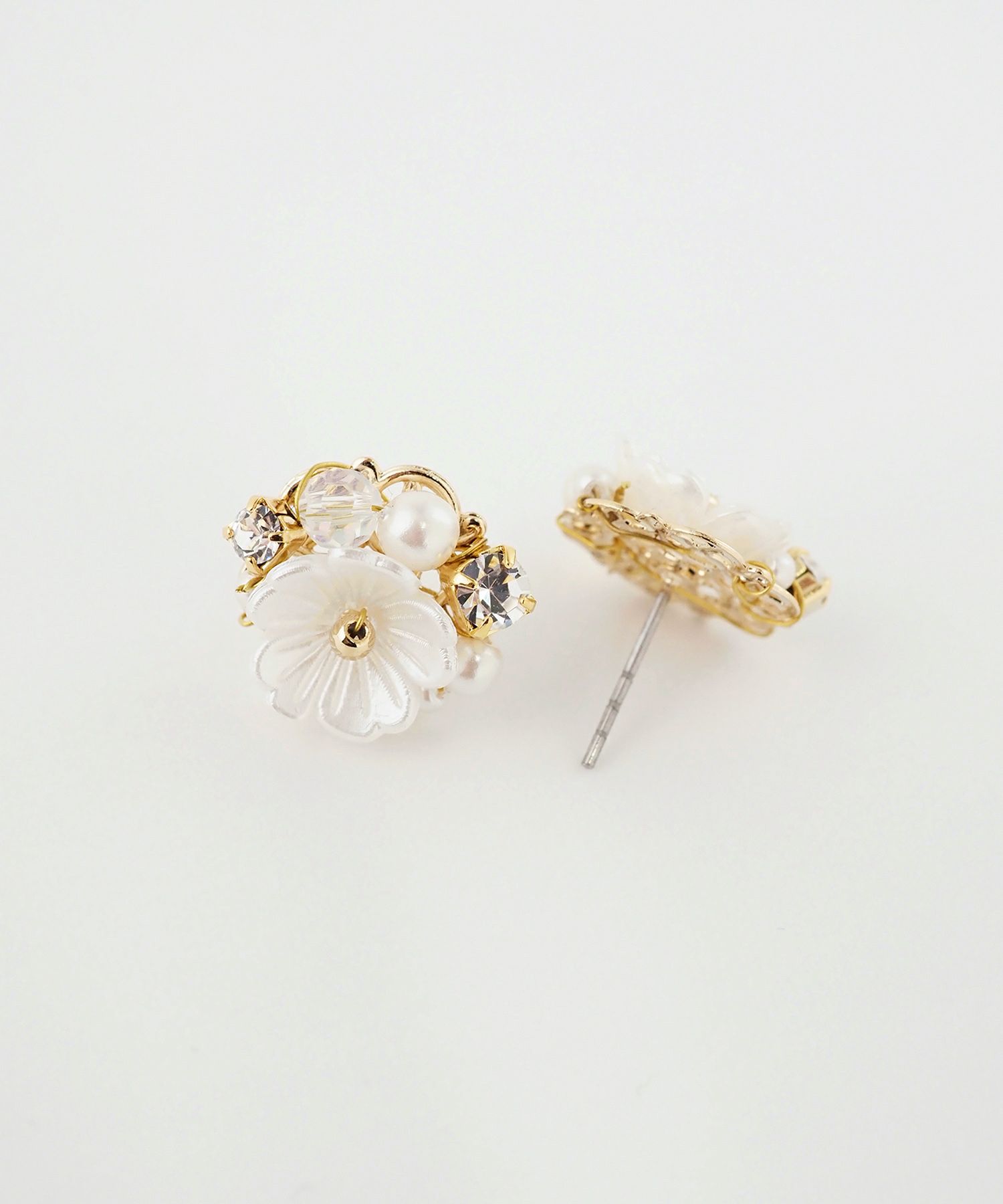 フラワービジューチタンポストピアス