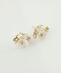 フラワービジューチタンポストピアス