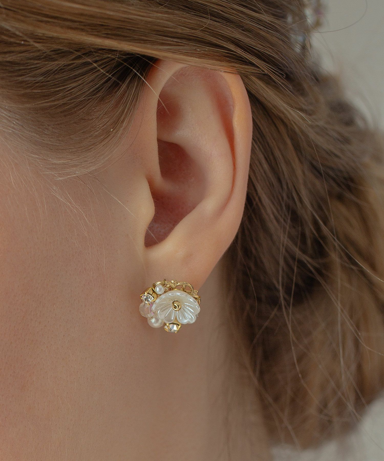 フラワービジューチタンポストピアス