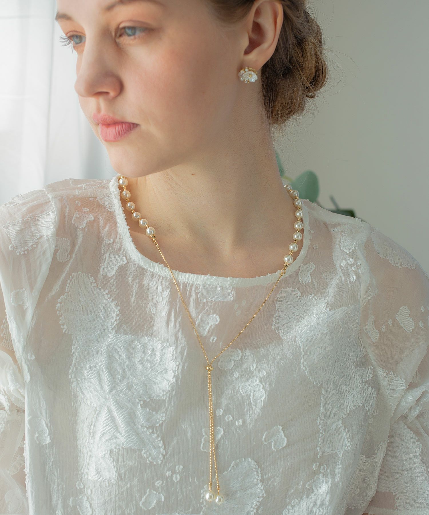 フラワービジューチタンポストピアス