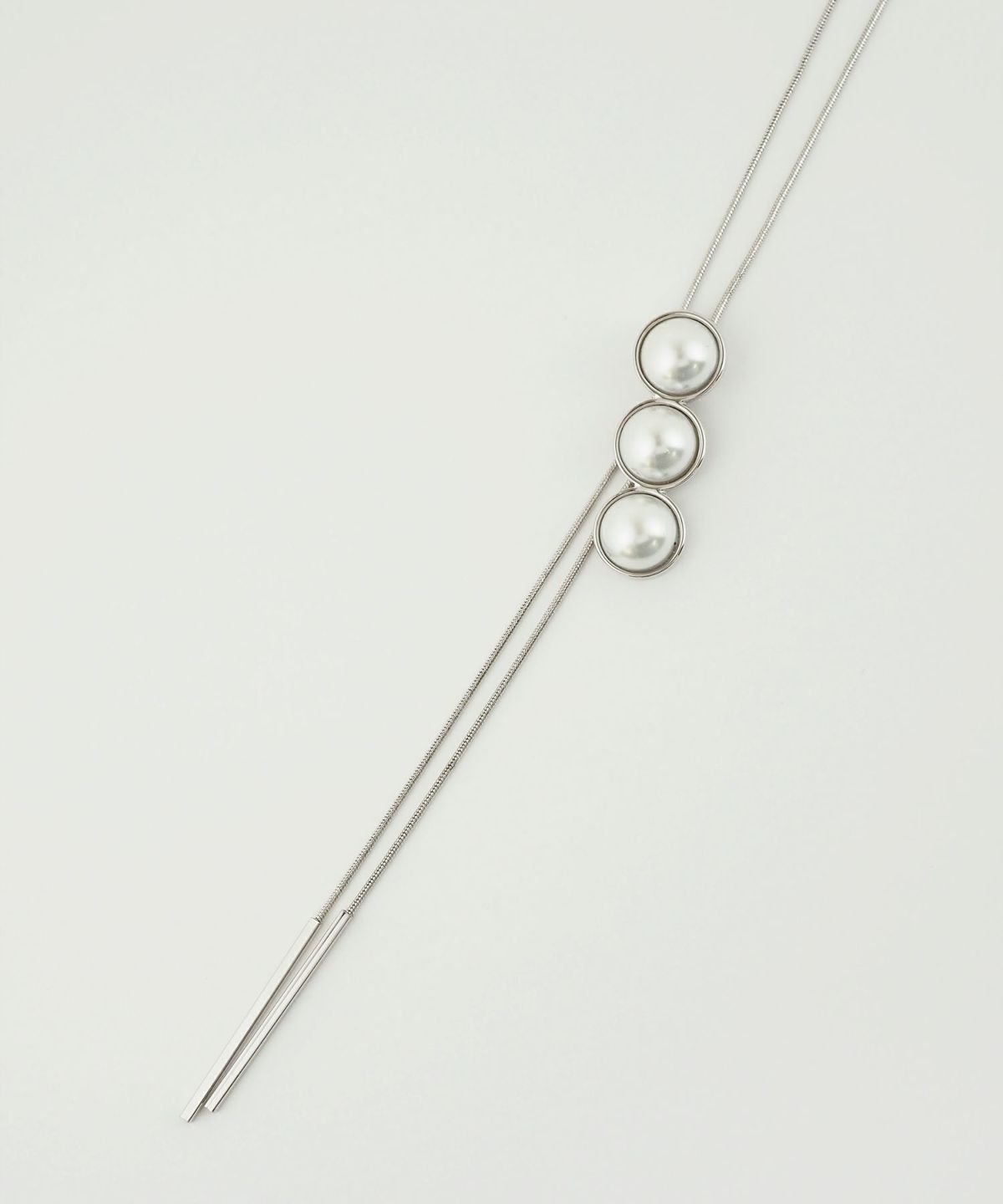 3連パールチャームロングネックレス