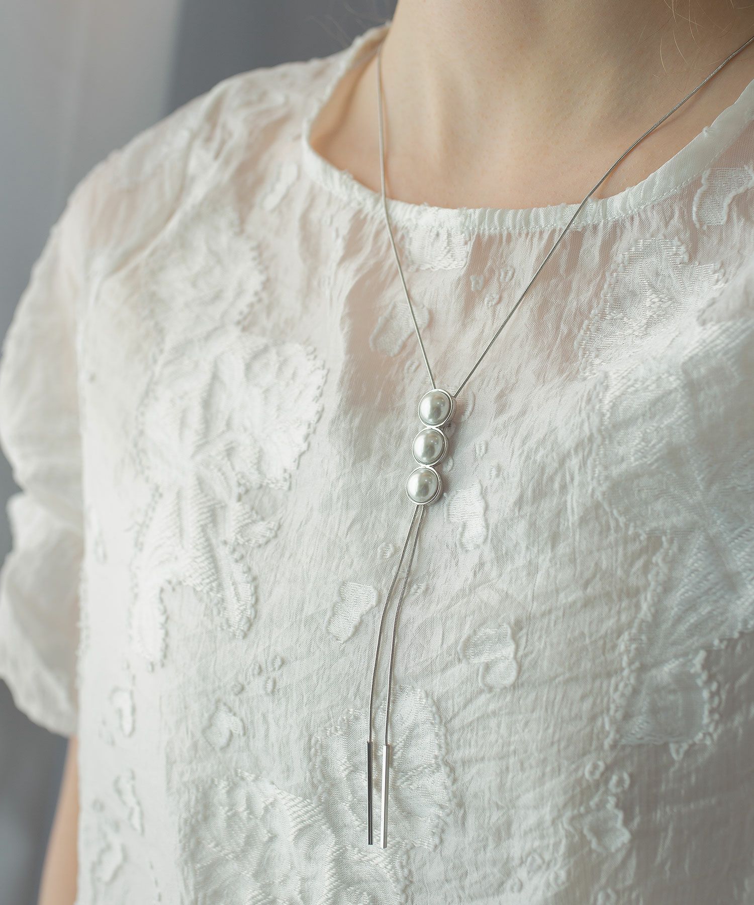 3連パールチャームロングネックレス