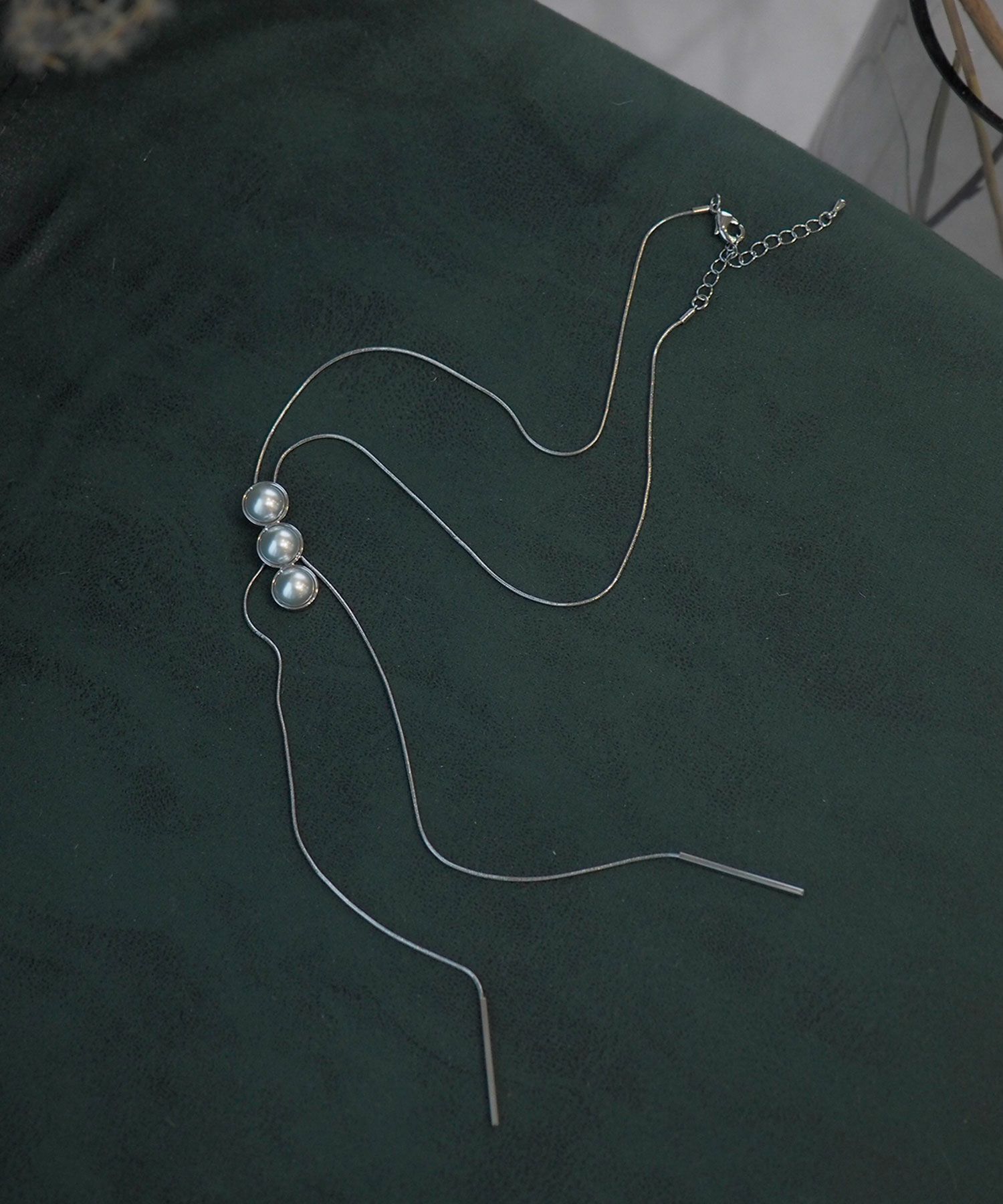 3連パールチャームロングネックレス