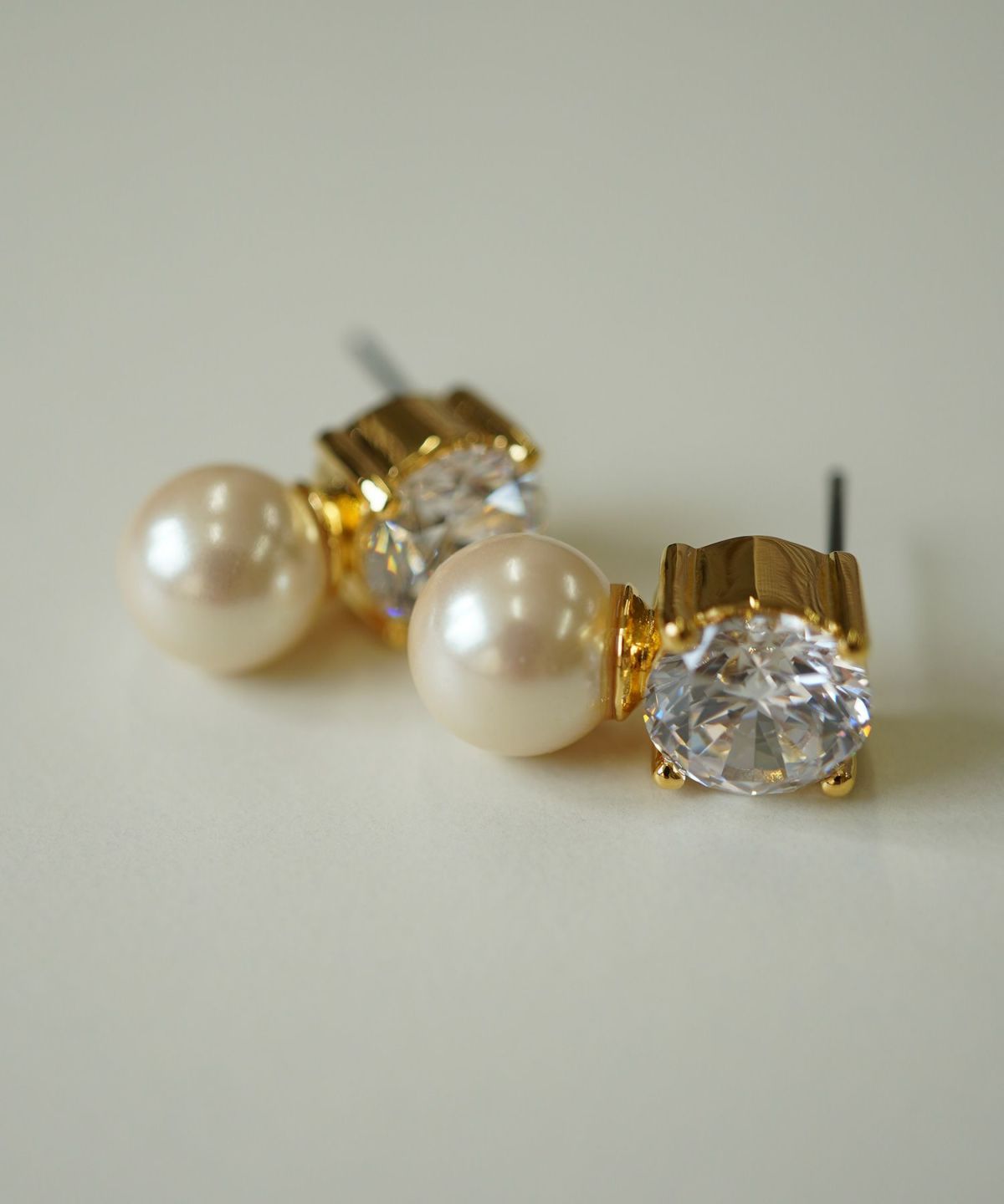 キュービックジルコニア×シェルパールチタンポストピアス