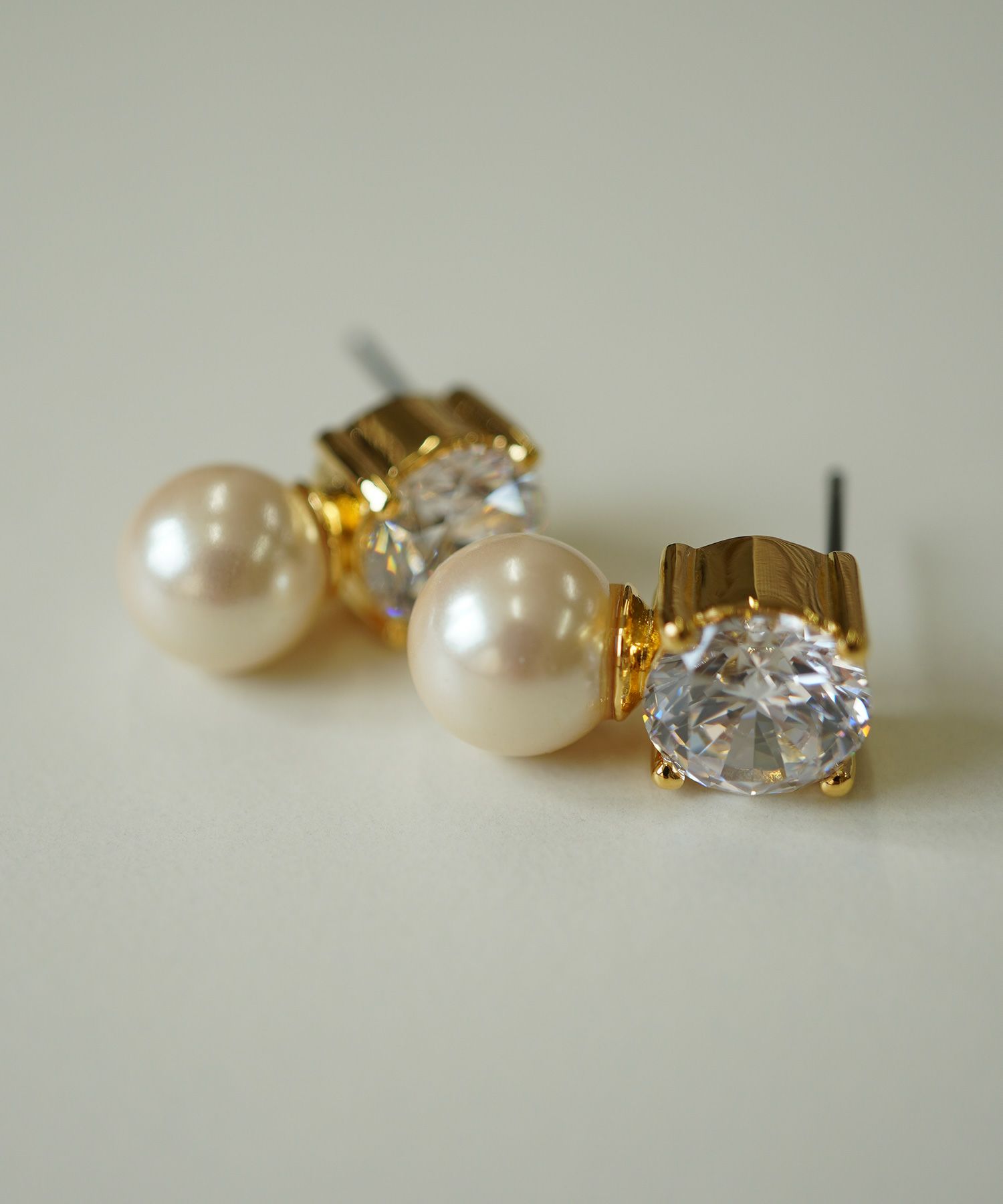 キュービックジルコニア×シェルパールチタンポストピアス