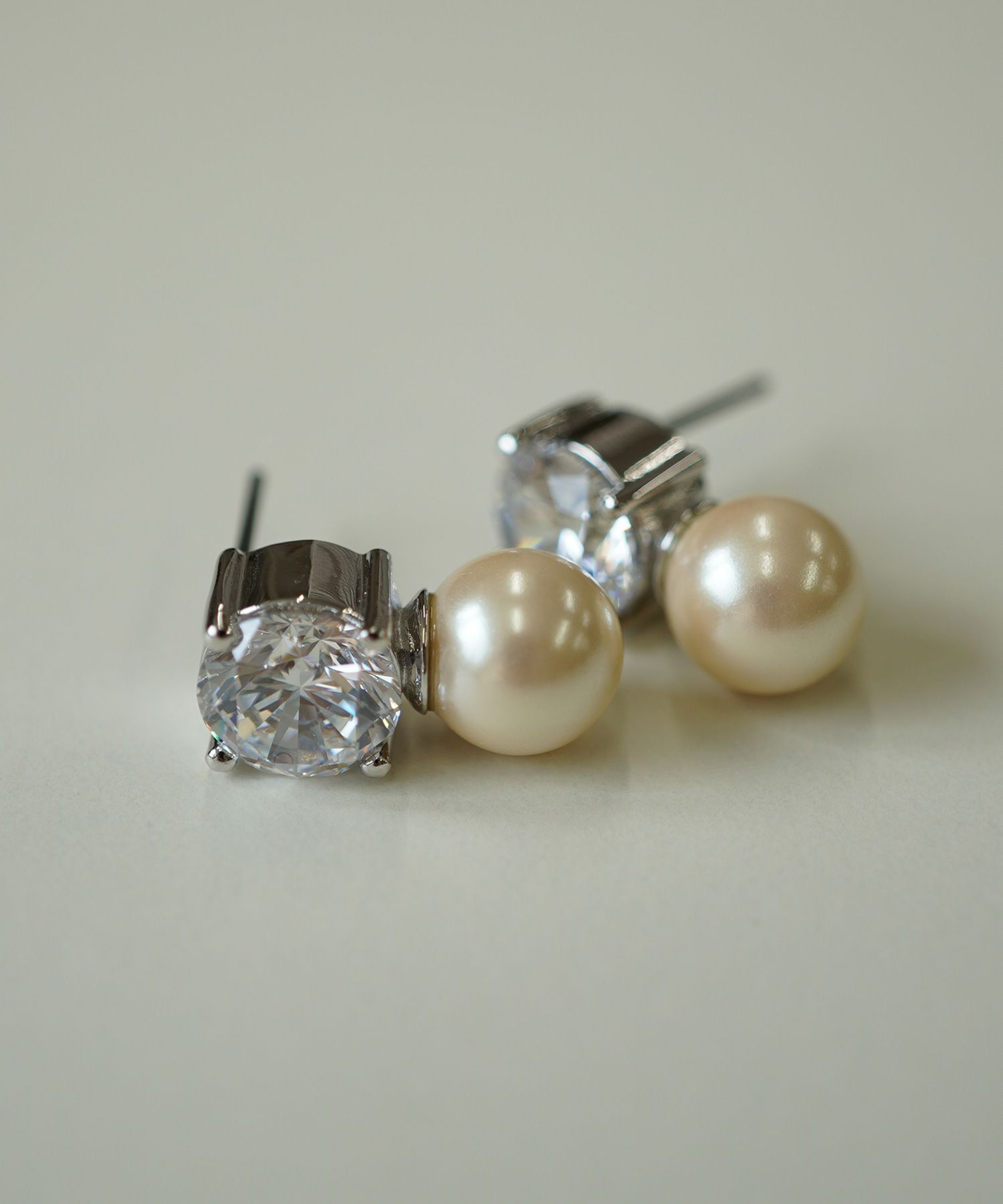 キュービックジルコニア×シェルパールチタンポストピアス