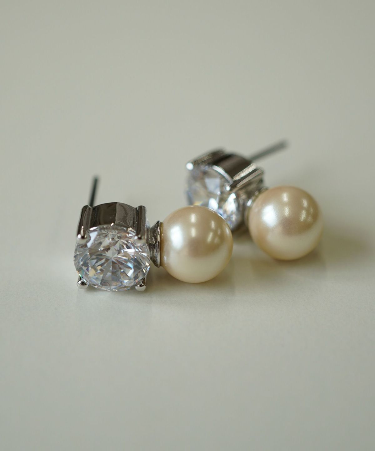 キュービックジルコニア×シェルパールチタンポストピアス