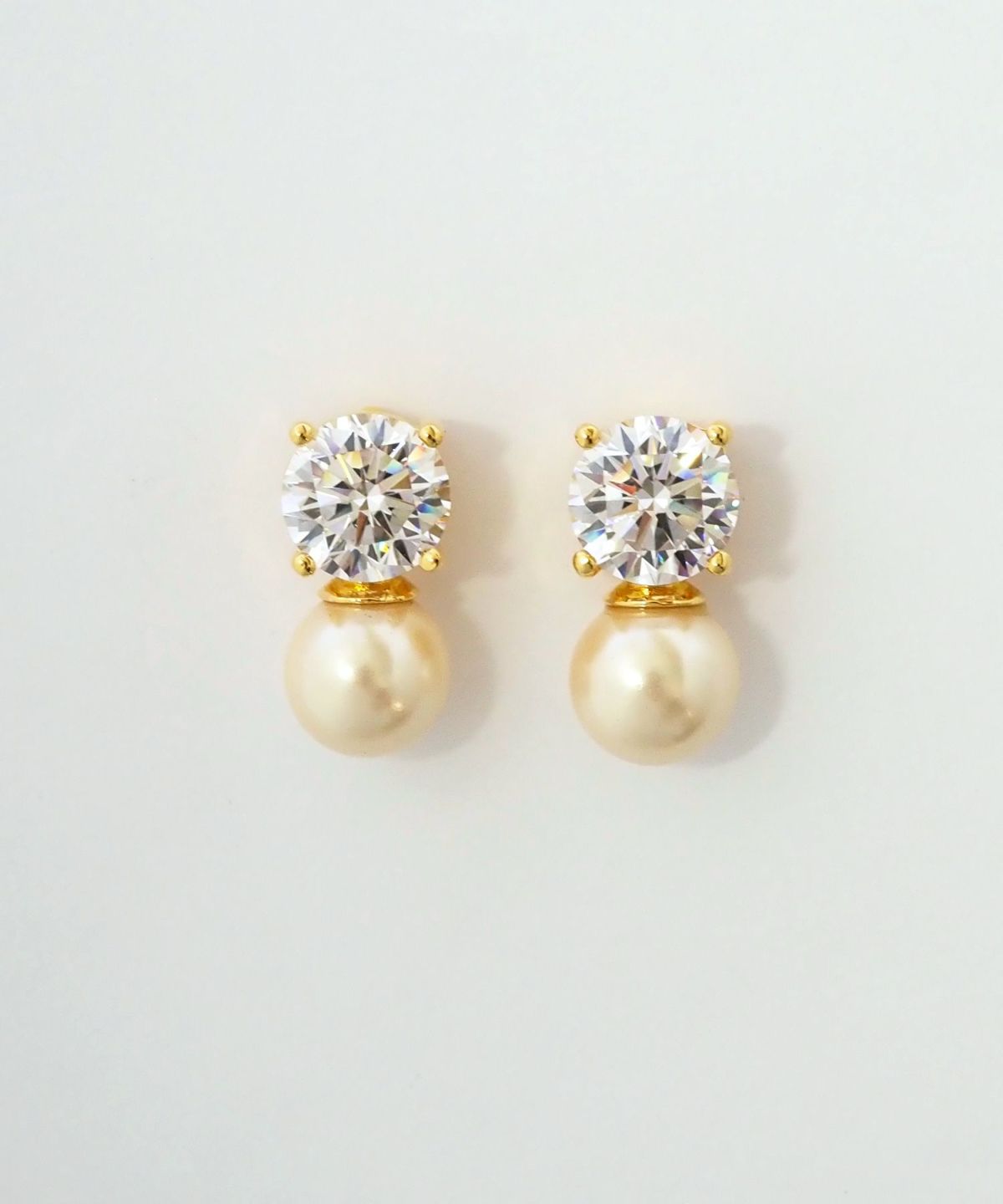 キュービックジルコニア×シェルパールチタンポストピアス