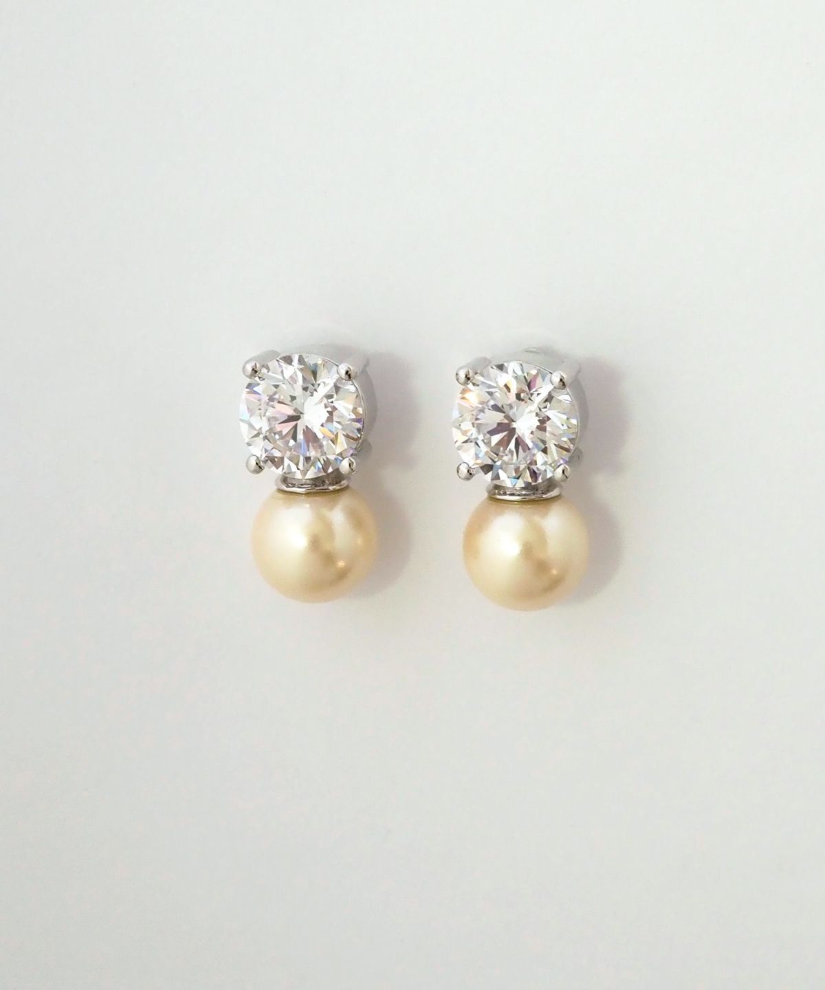 キュービックジルコニア×シェルパールチタンポストピアス
