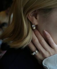 キュービックジルコニア×シェルパールチタンポストピアス