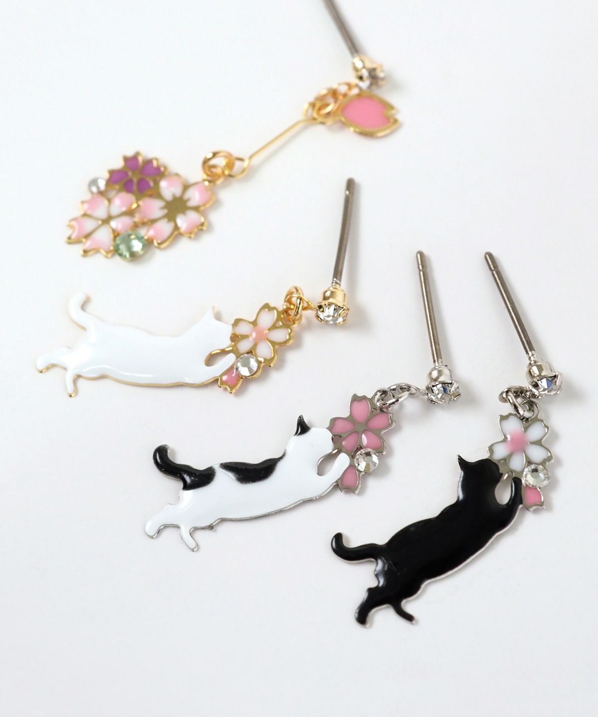 猫と桜チタンポストピアス