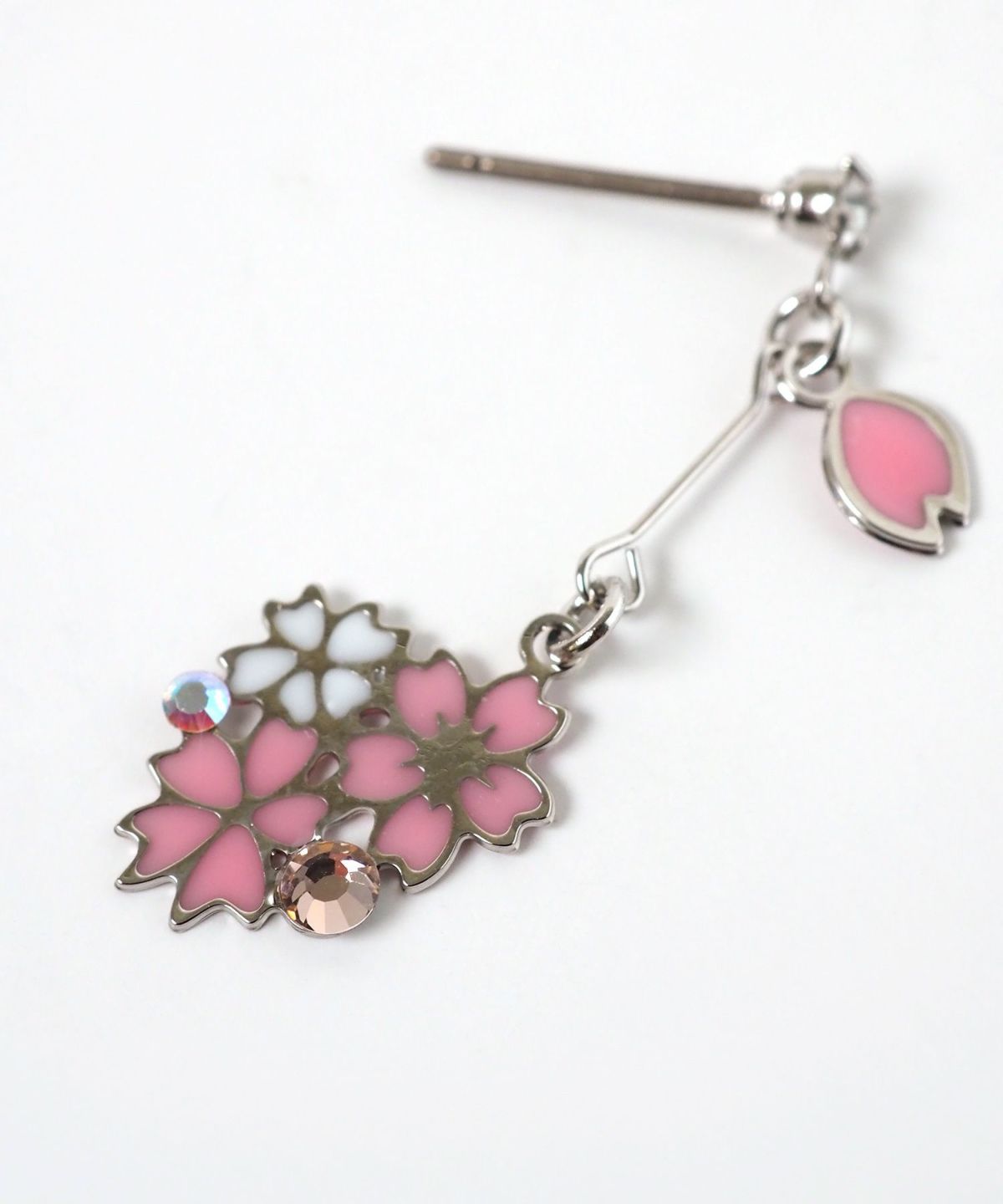 猫と桜チタンポストピアス