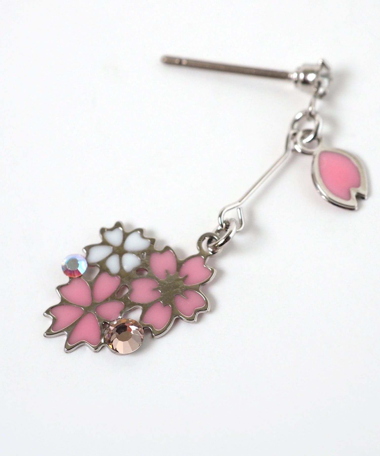 猫と桜チタンポストピアス