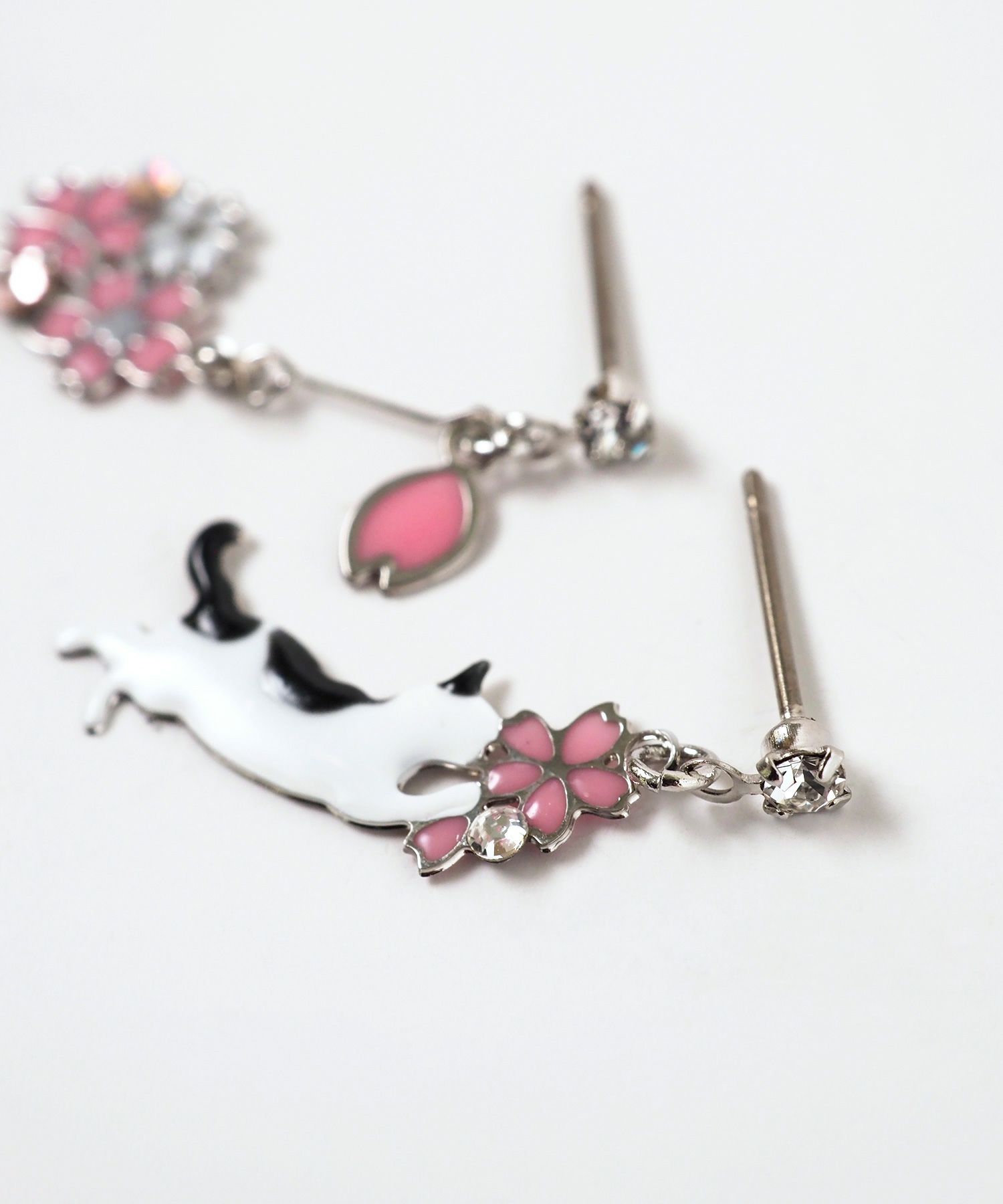 猫と桜チタンポストピアス