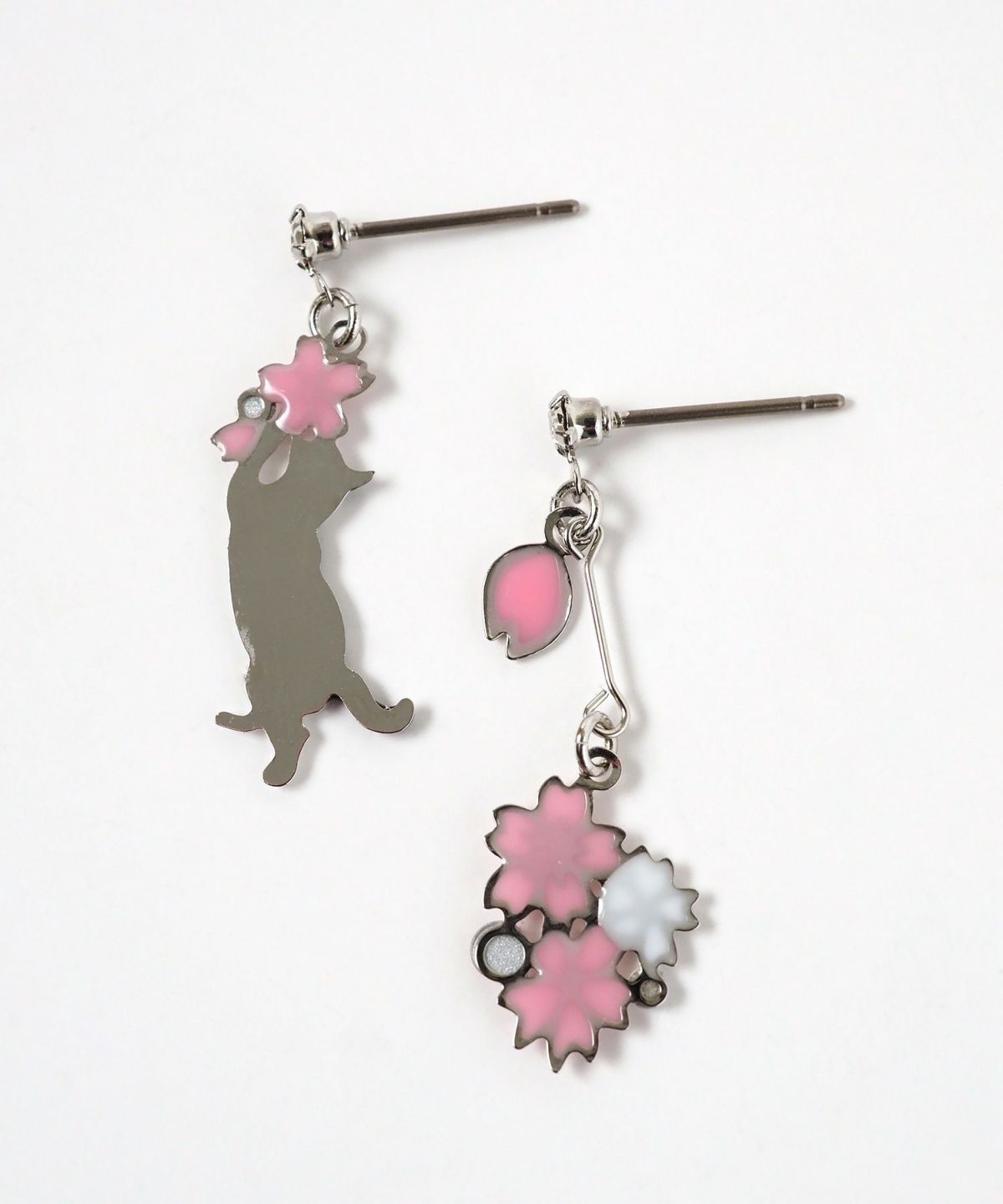 猫と桜チタンポストピアス