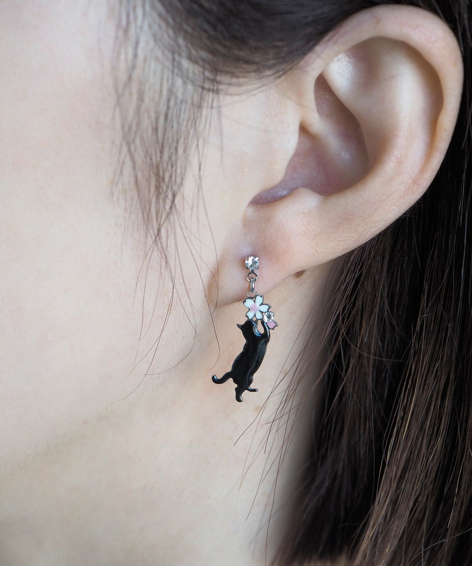 猫と桜チタンポストピアス