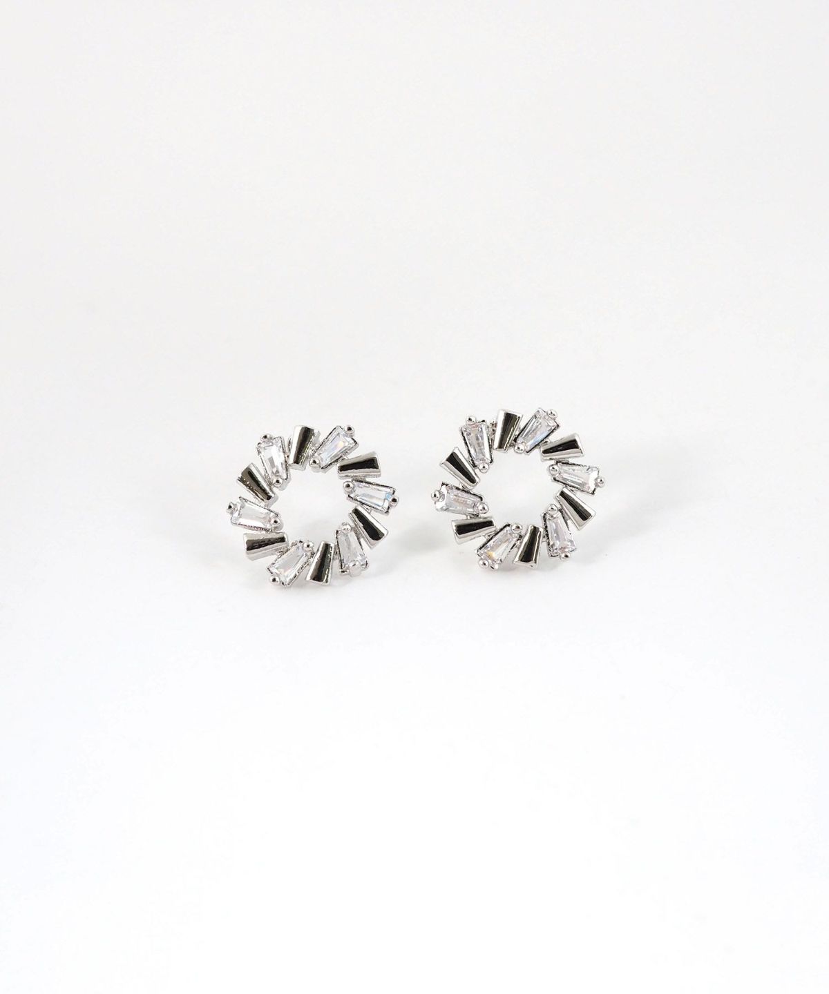 ラウンドビジューチタンポストピアス