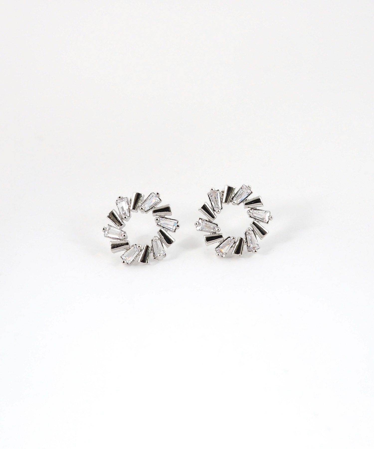 ラウンドビジューチタンポストピアス