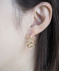 ドローイングツイストチタンポストピアス