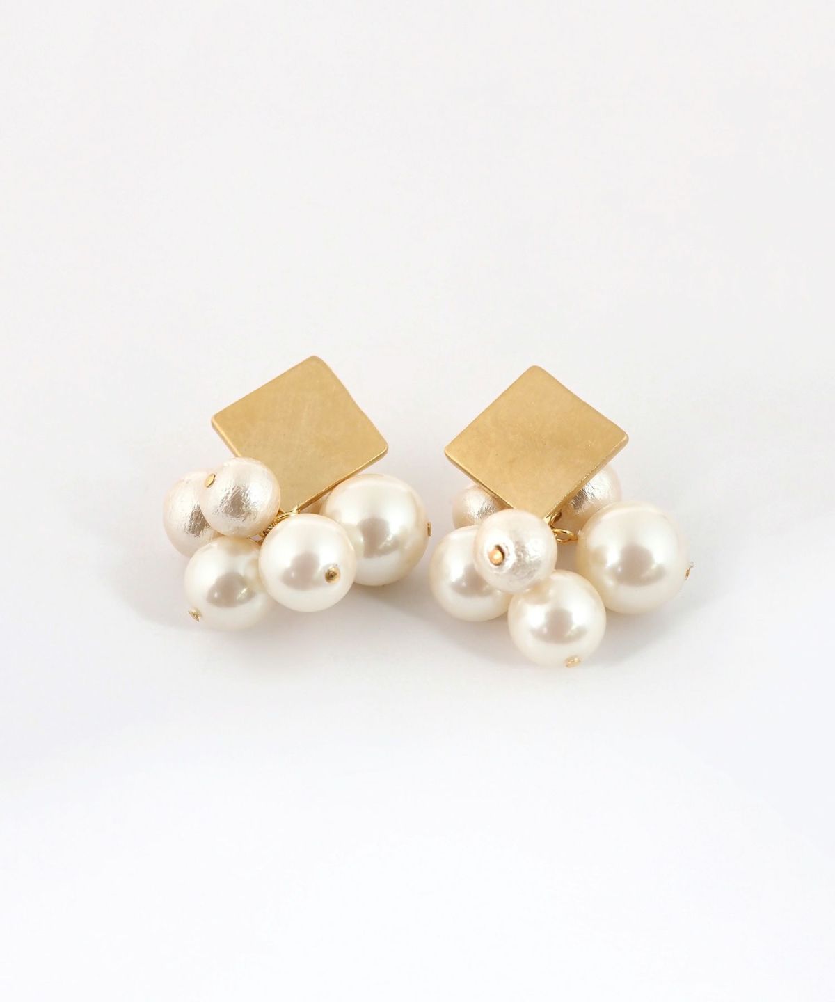 ヘアラインプレートパールクリップイヤリング