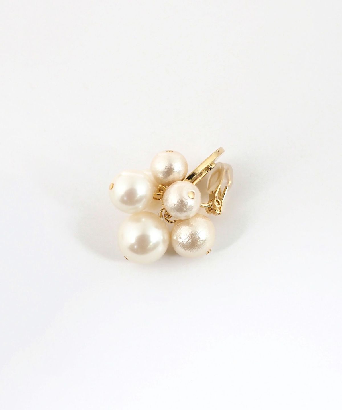 ヘアラインプレートパールクリップイヤリング