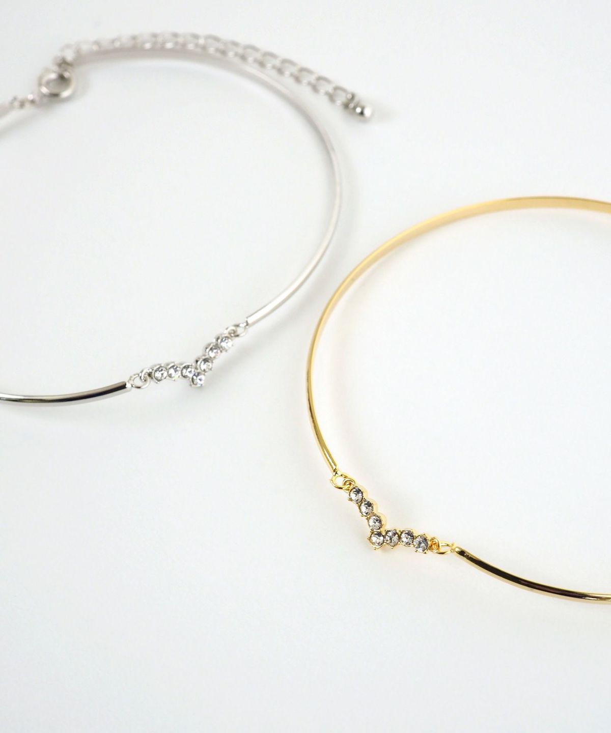 Vモチーフ×メタルラインブレスレット