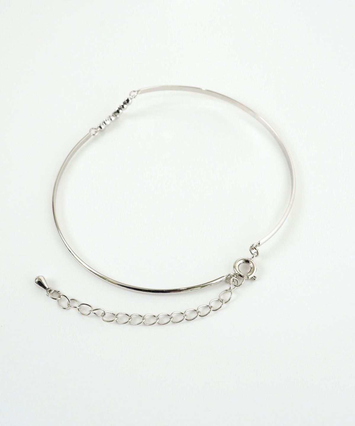 Vモチーフ×メタルラインブレスレット