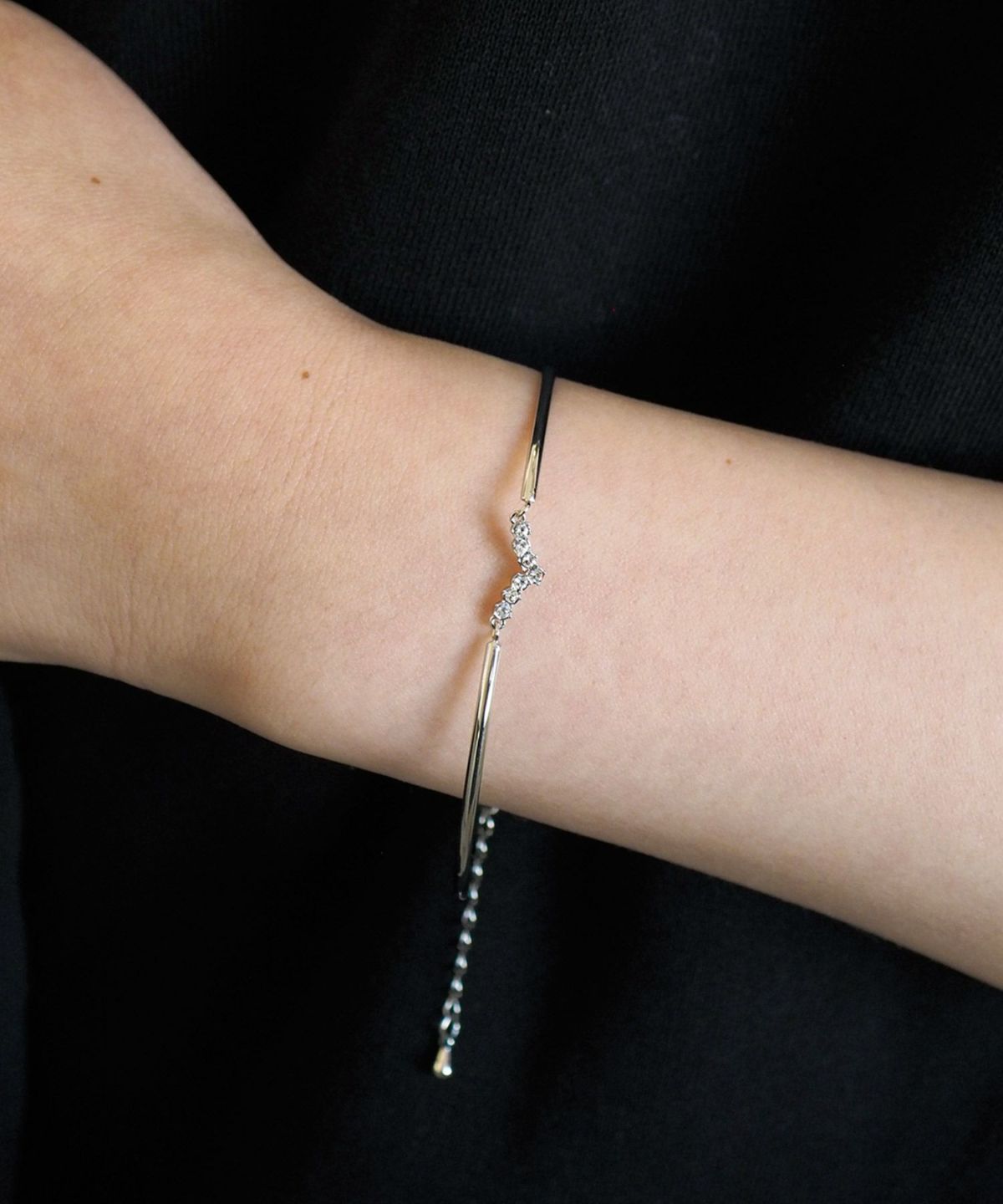 Vモチーフ×メタルラインブレスレット