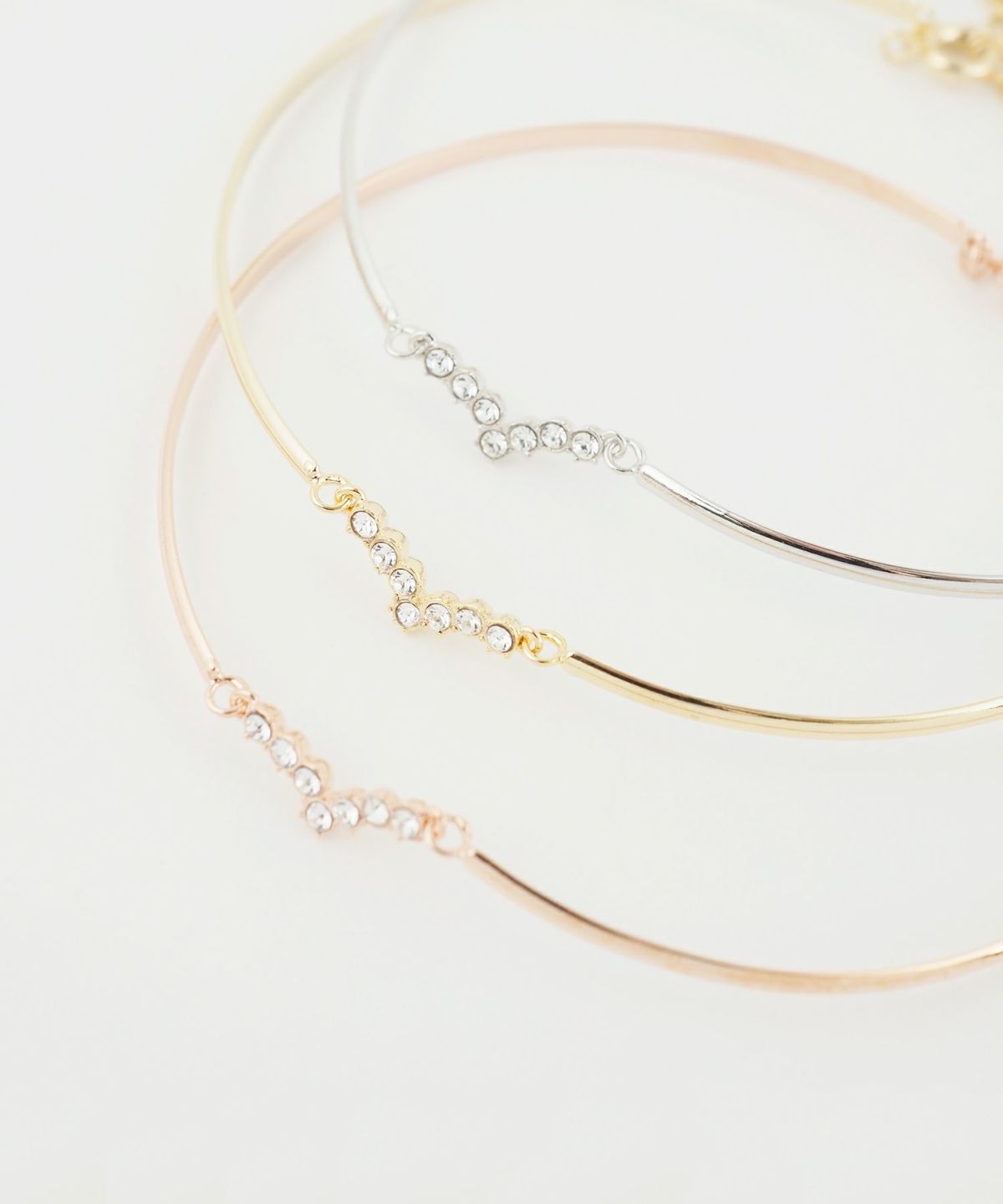 Vモチーフ×メタルラインブレスレット