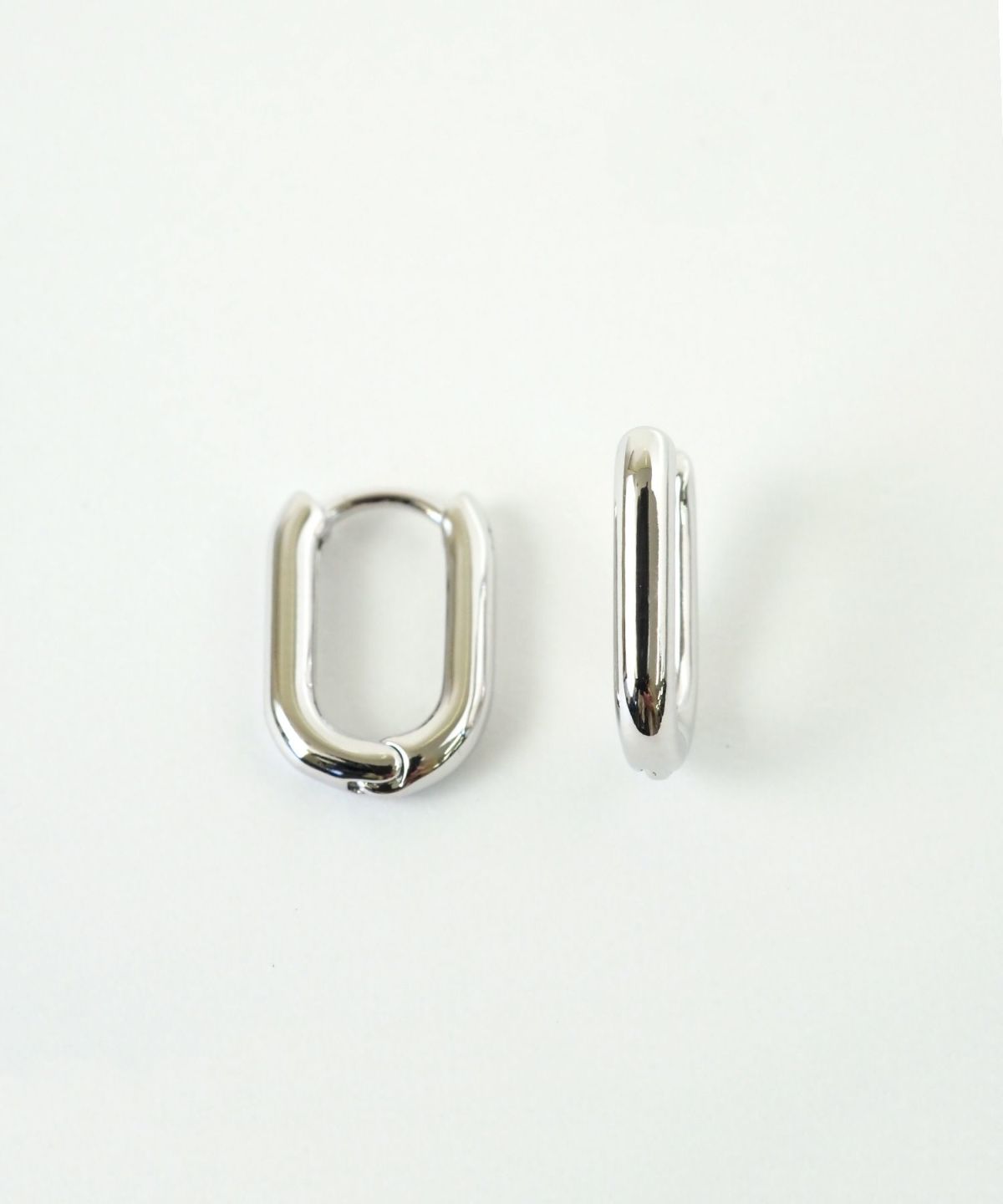 オーバルフープワンタッチピアス