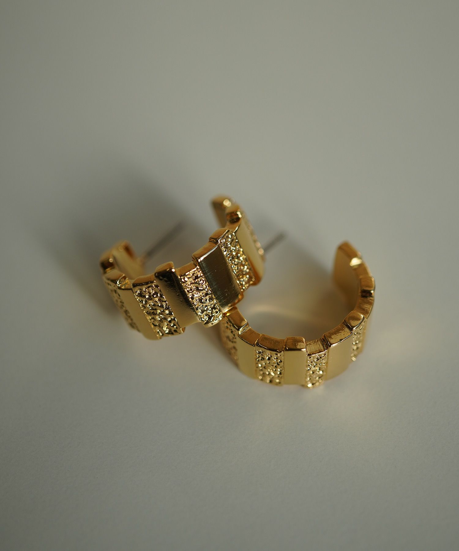 メタルタイルフープチタンポストピアス