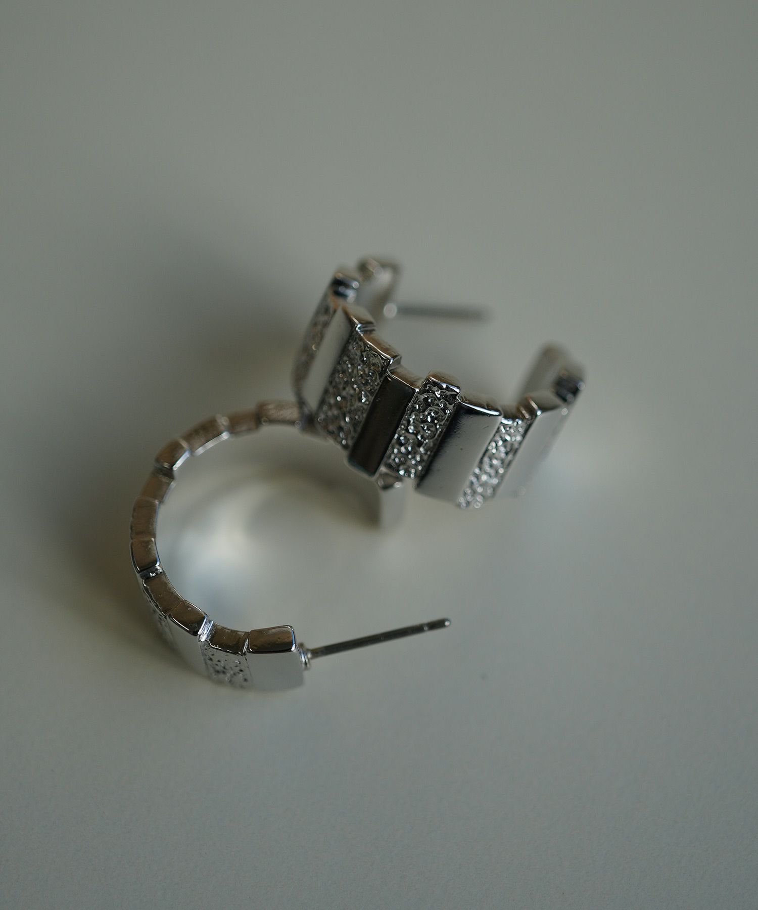 メタルタイルフープチタンポストピアス