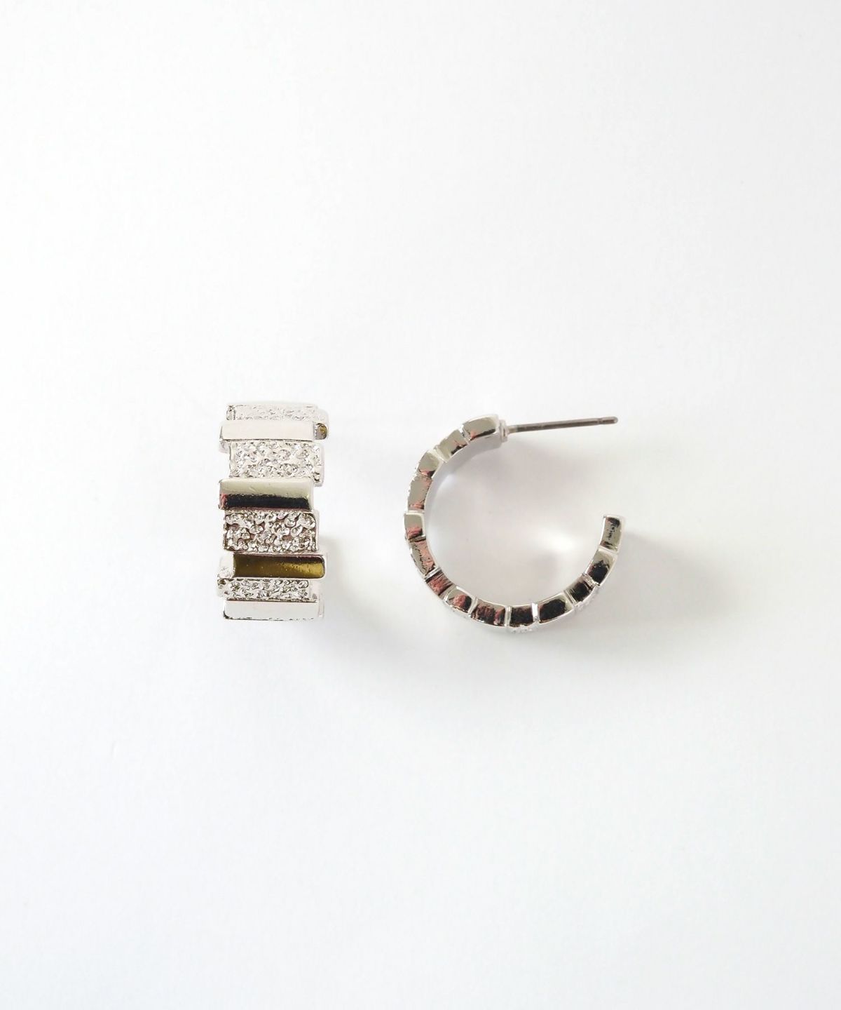 メタルタイルフープチタンポストピアス