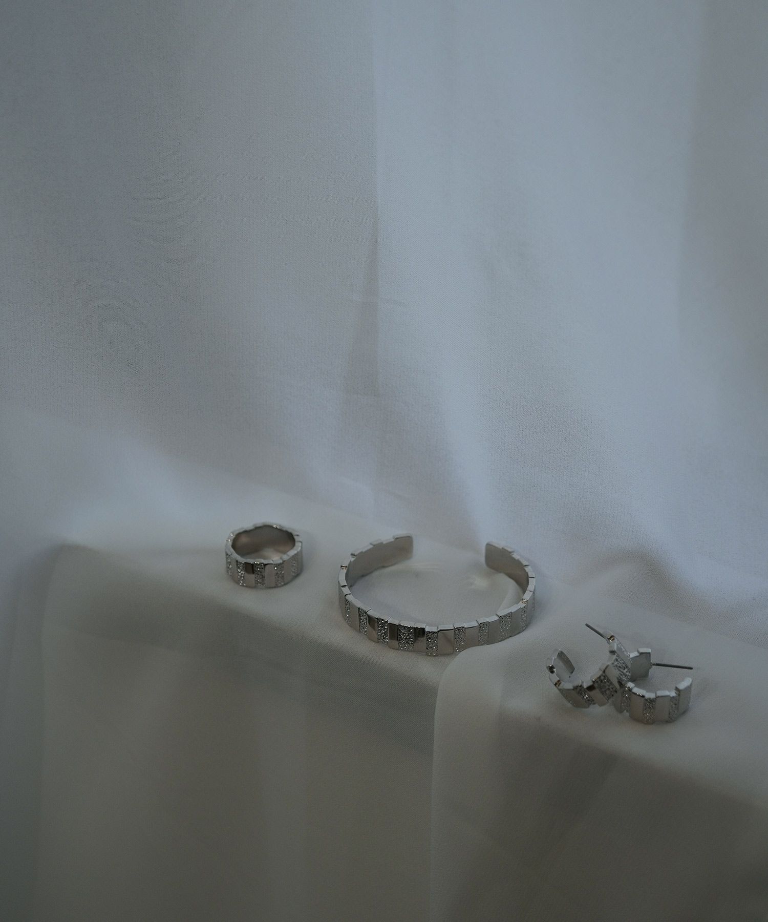 メタルタイルフープチタンポストピアス