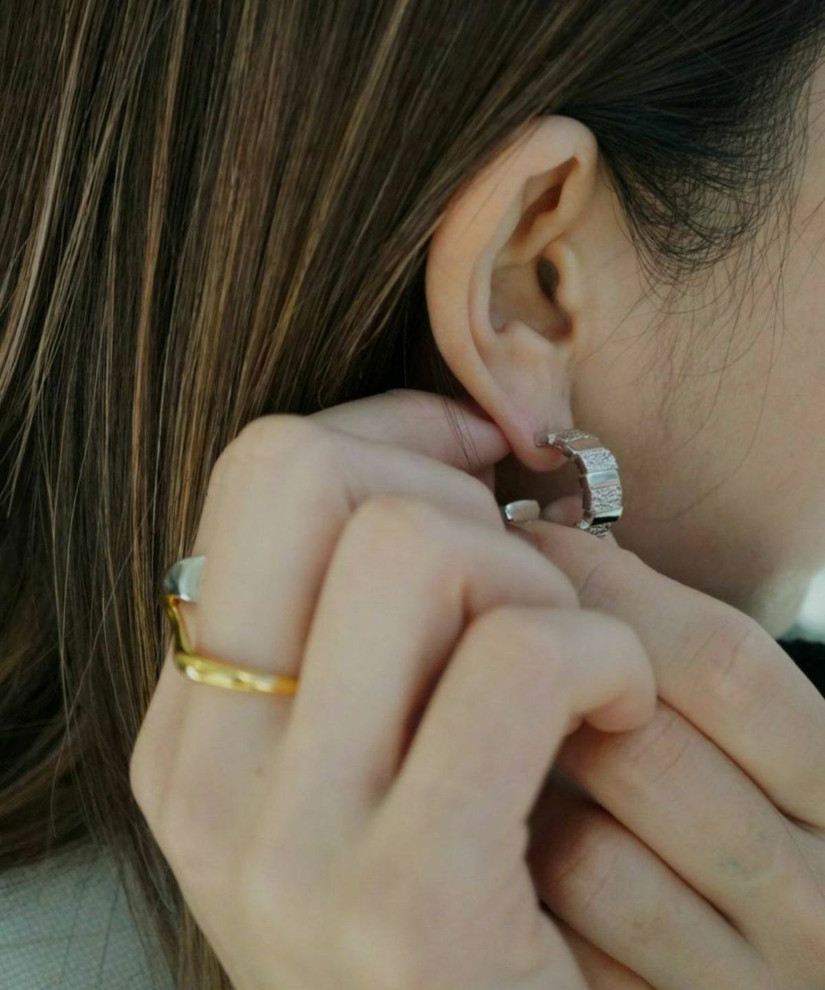 メタルタイルフープチタンポストピアス