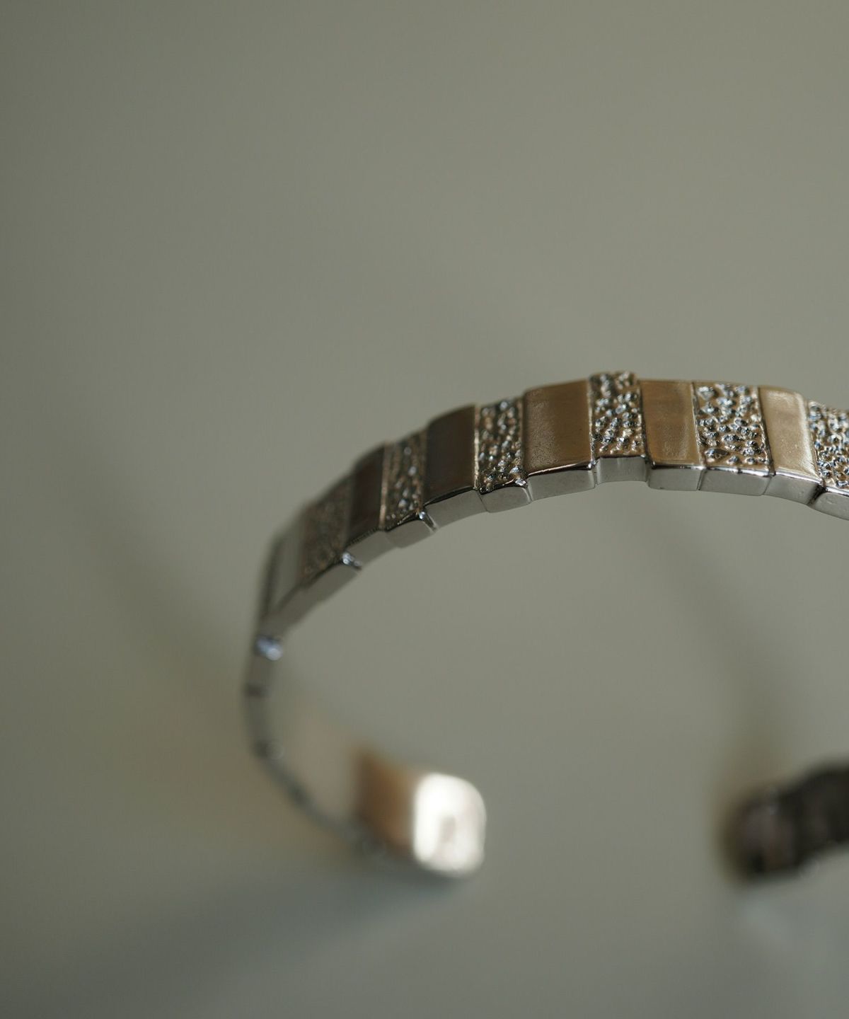 メタルタイルバングル