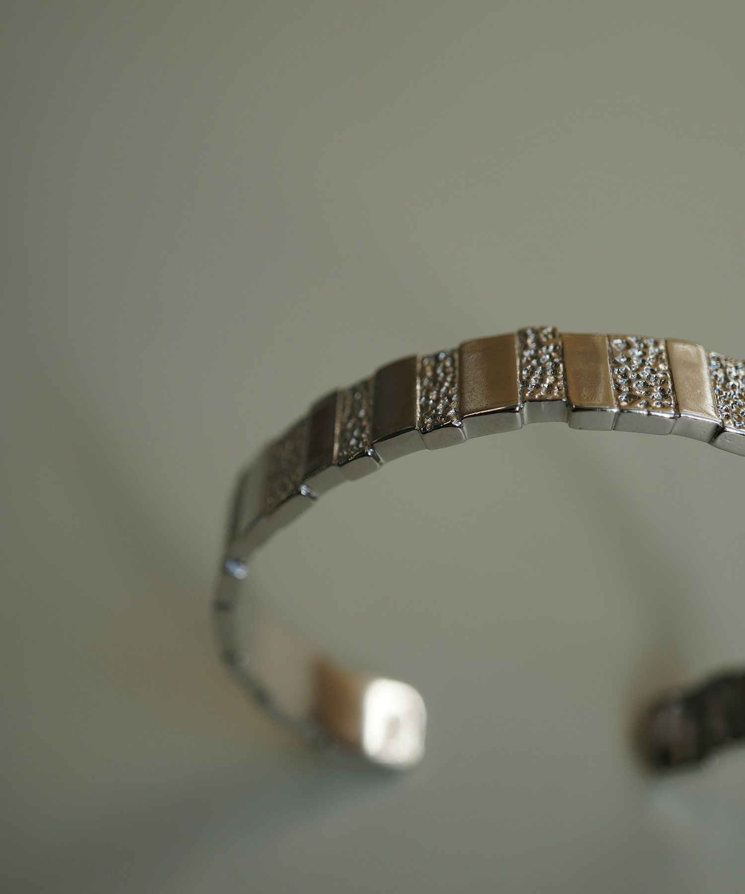 メタルタイルバングル