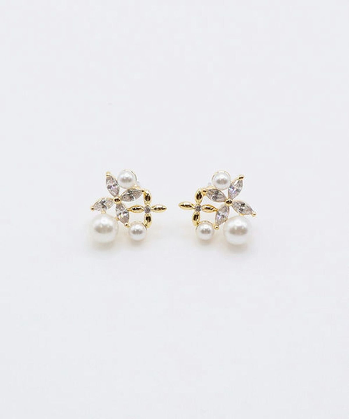 フラワービジューパールチタンポストピアス