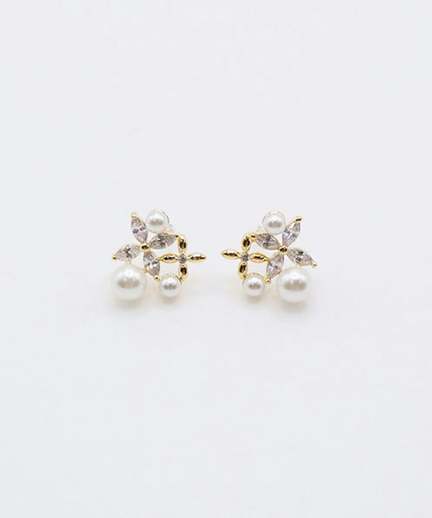 フラワービジューパールチタンポストピアス