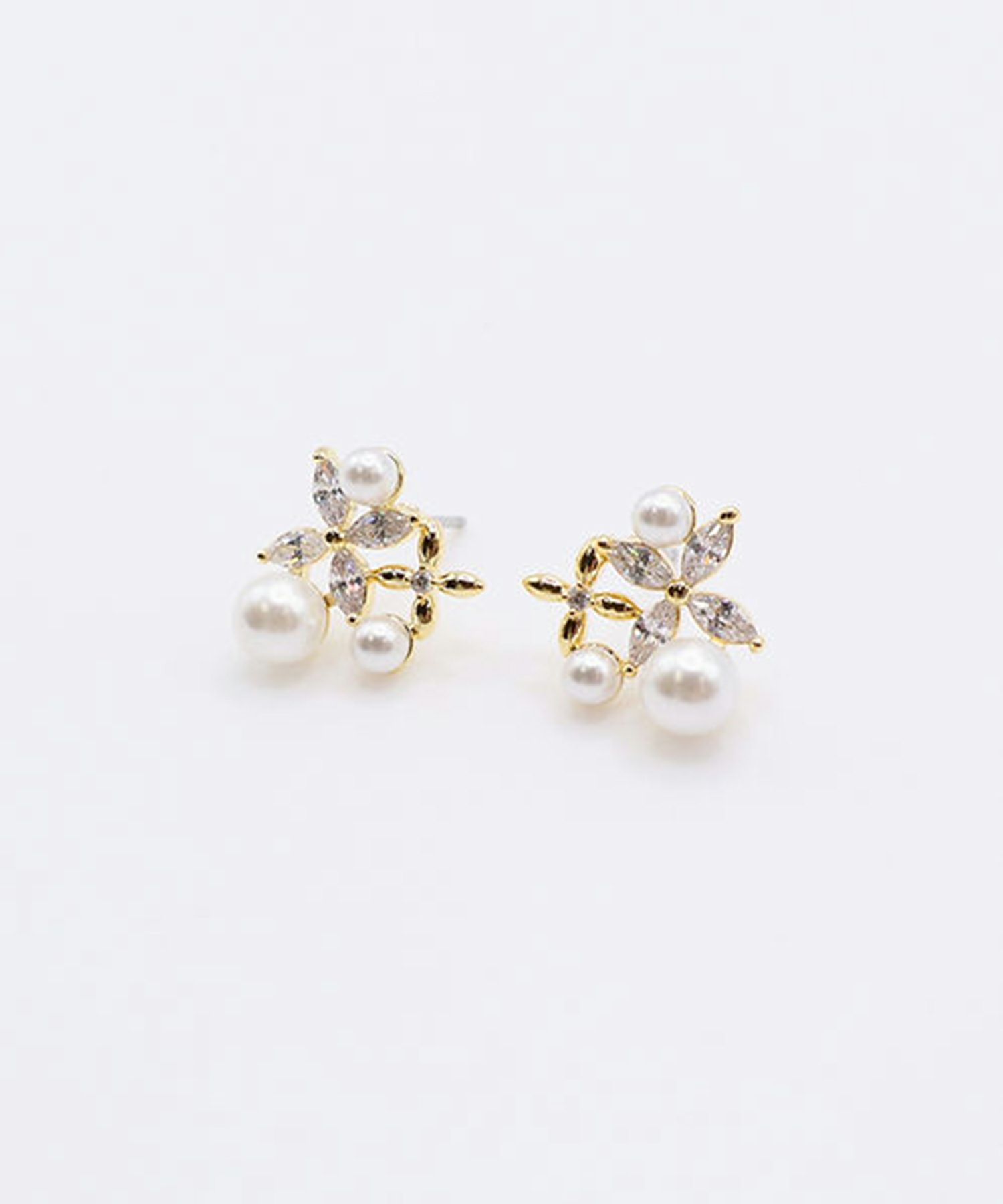 フラワービジューパールチタンポストピアス