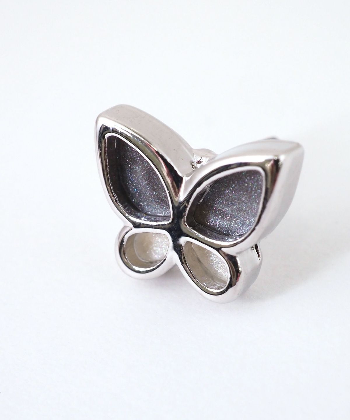 バタフライシルエットチタンポストピアス