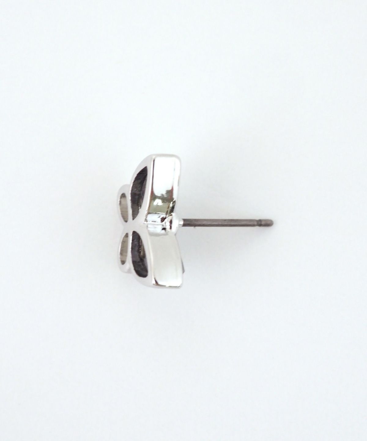 バタフライシルエットチタンポストピアス