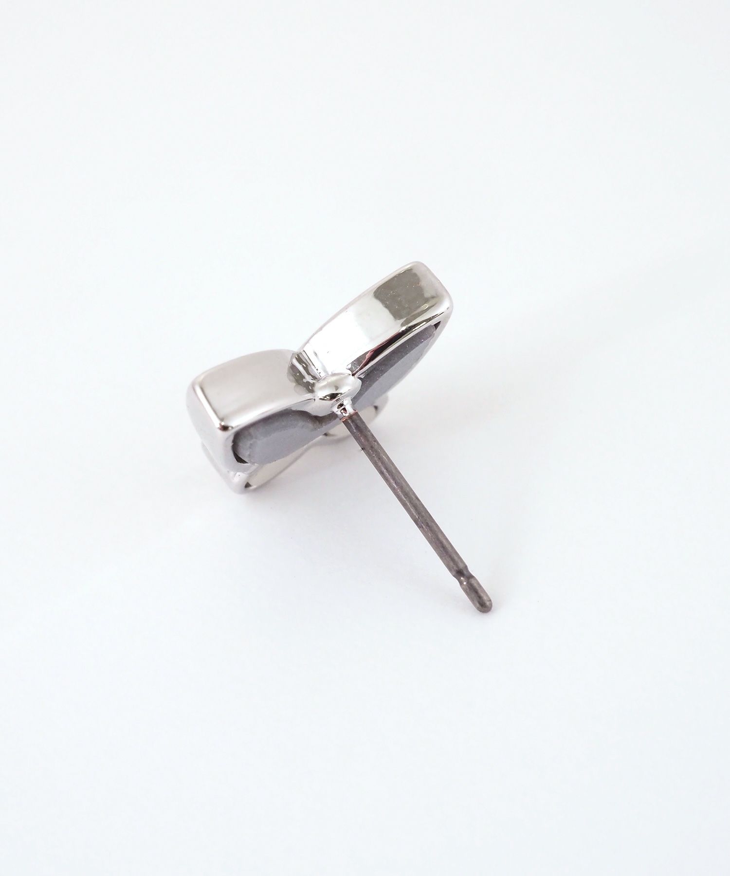 バタフライシルエットチタンポストピアス