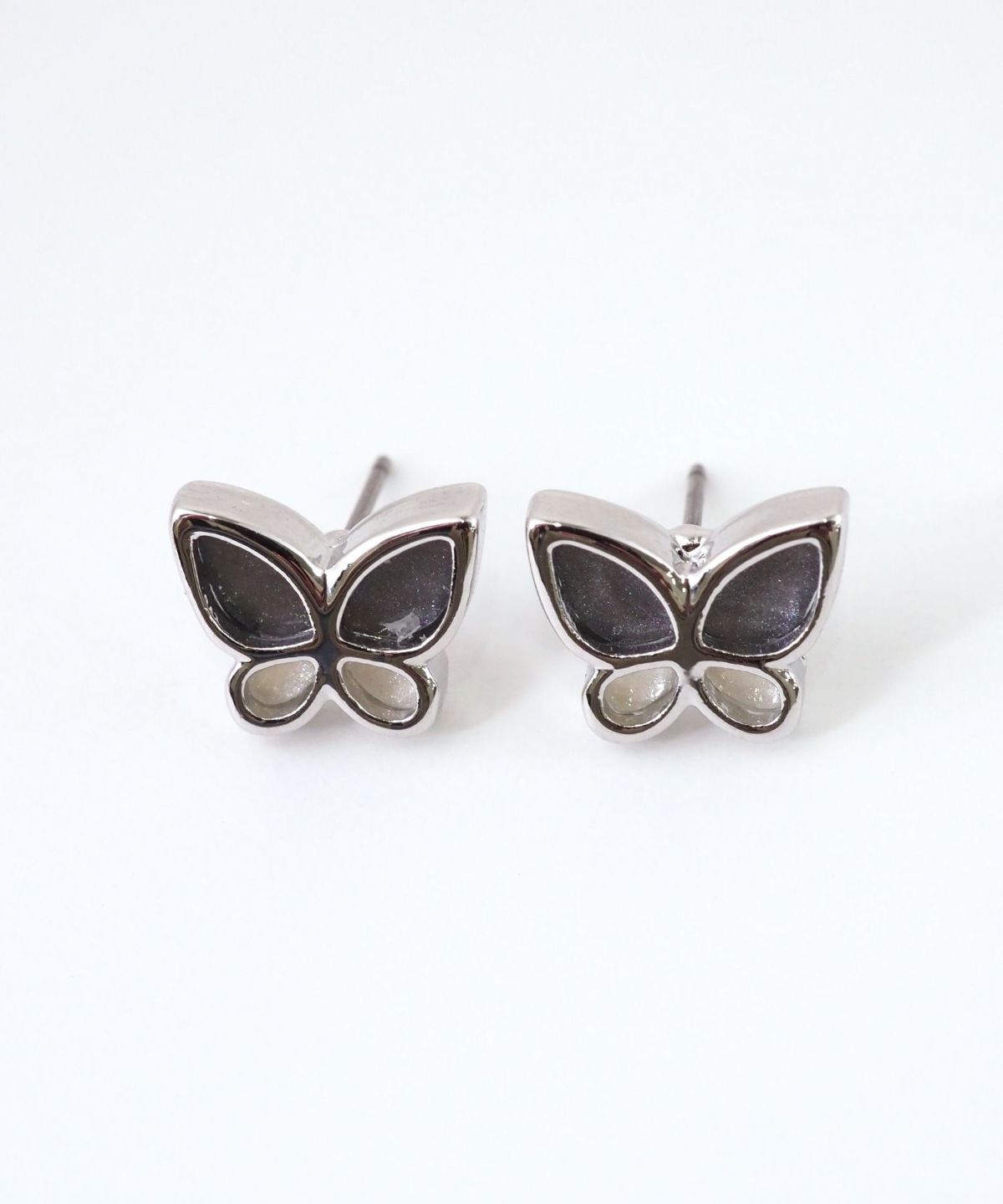 バタフライシルエットチタンポストピアス