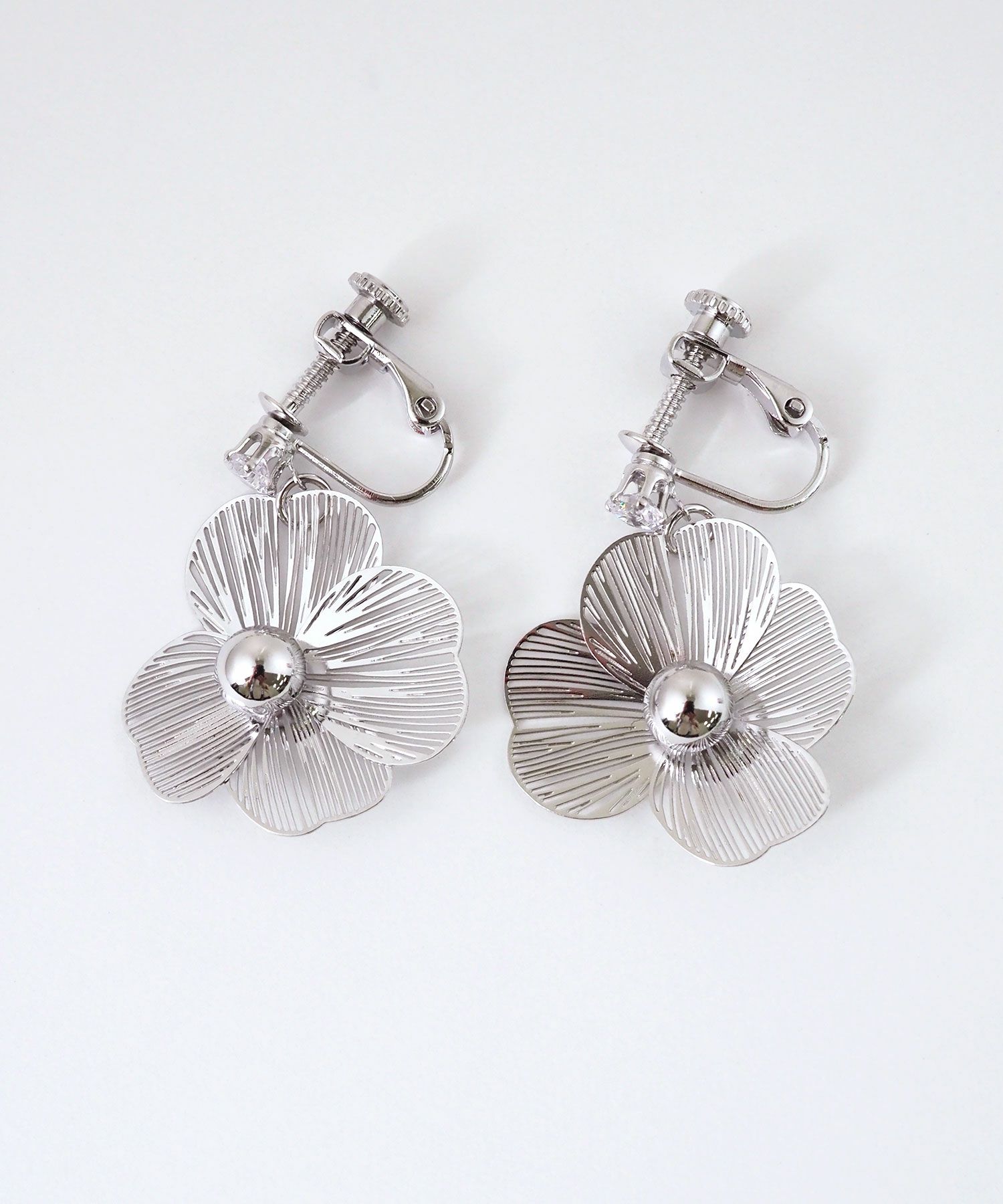 透かしフラワーイヤリング